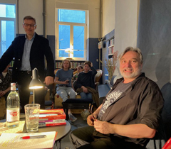 Andreas Heckmann las 'Pr&auml;gungen' aus Erker 69 und 'Brief' aus Erker 81. Links stehend Salon-Mitgr&uuml;nder Matthias Fechter bei einleitenden Worten