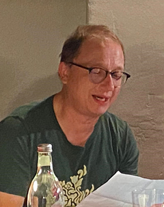 Derk Frerichs liest aus 'Ein n&auml;chtliches Abenteuer' (Erker 86) und aus 'Auf verlorenem Posten' (Erker 82)