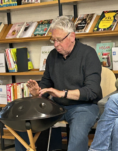 Michael Kofort an der Handpan